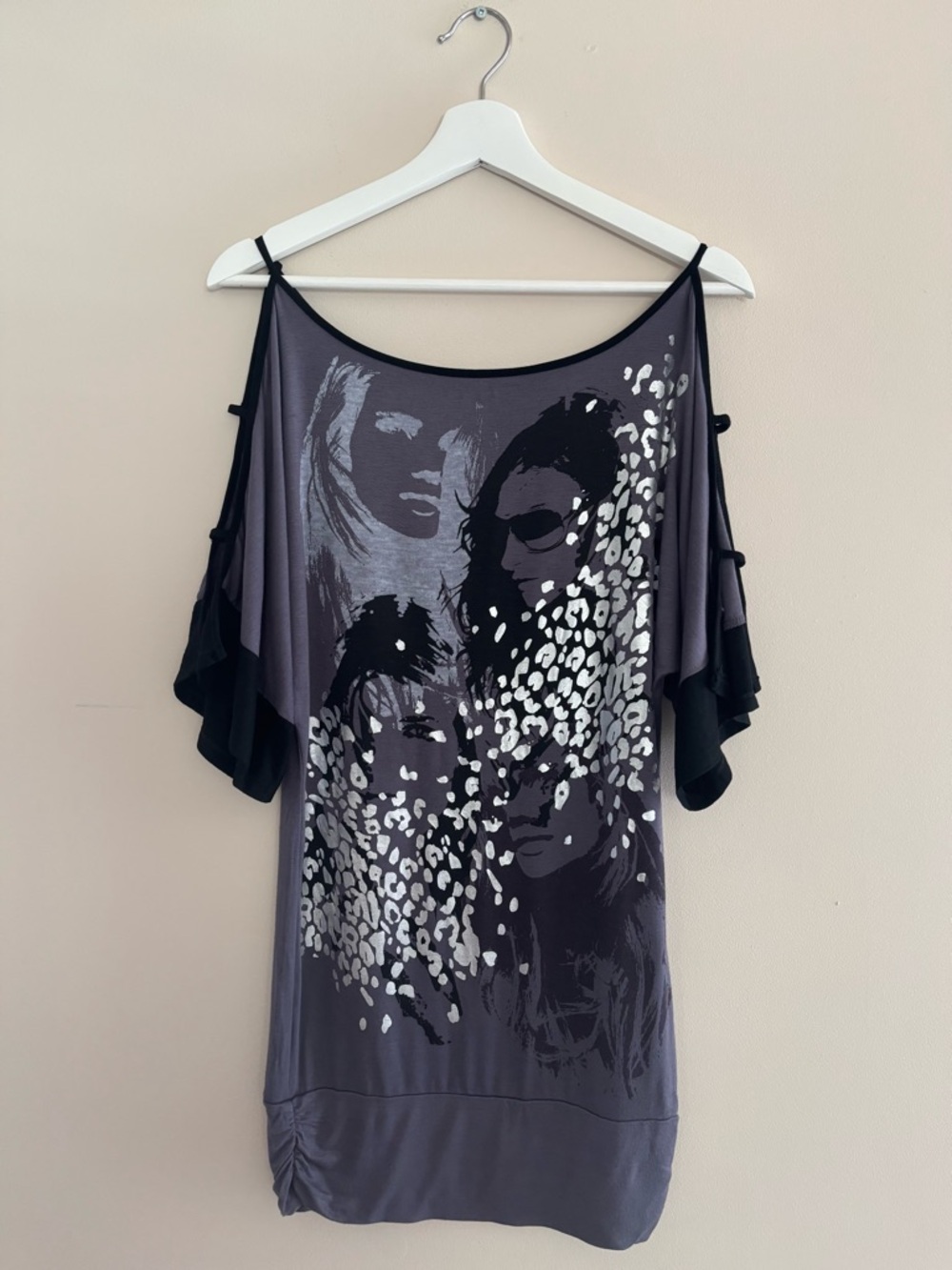 BIZZ GIRL Grey/Black Graphic Faces Top Sz M Soft Stretch Rayon Cold-Shoulder PO